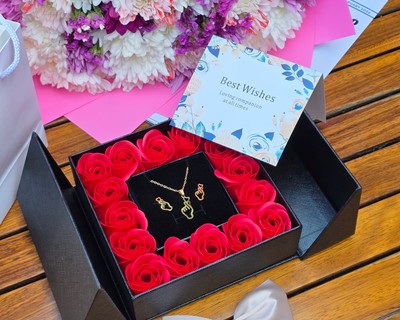 The Grand Reveal Rose Box.